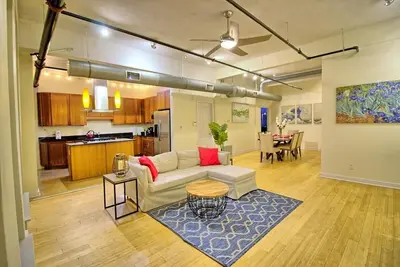 Image de The Historic Conservatory Loft - Superbe 2br dans un emplacement privilégié