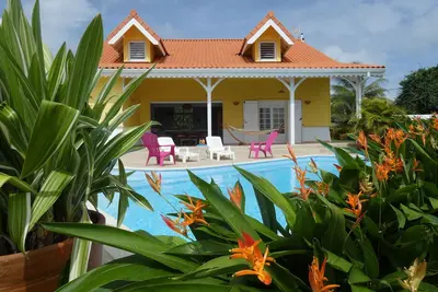 Image de Grande villa d'architecte neuve de style créole avec belle vue mer