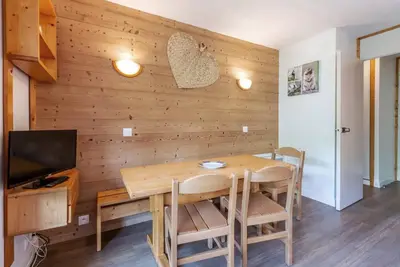 Image de 100m des commerces, 2ème étage, vue pistes de ski, balcon, télévision, casier à ski, 35m², Valmorel