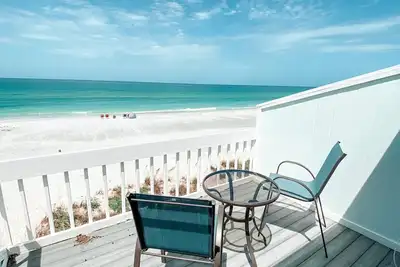 Image de Directement sur la plage avec vue sur le grand golfe et le coucher du soleil depuis trois niveaux de pont.