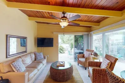Image de Nouvelle liste! Maison orientée est sur le canal d'eau le plus large! De beaux levers de soleil frais!