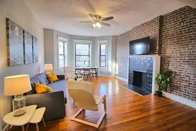 Image de Brique + chêne | Superbe bijou minimaliste 3br dans un emplacement privilégié