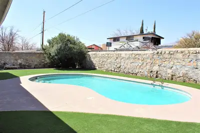 Image de El Chuco Modern MidCentury home w / Pool à côté de Franklin Mountains & 15 m Downto