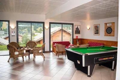 Image de 300m des commerces, 3ème étage, piscine, sauna, balcon, parking, télévision, casier à ski, 30m²