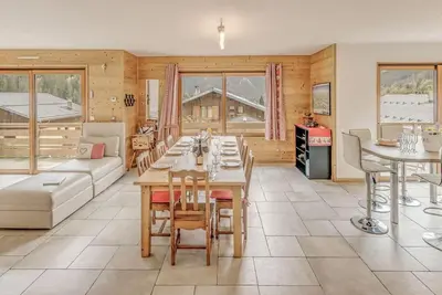 Image de Chalet, terrasse, cheminée ou poêle à bois, parking, télévision, casier à ski, 160m²
