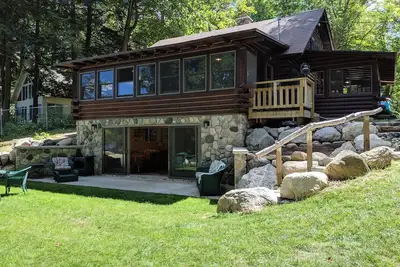 Image de Cabine au bord du lac entièrement restaurée