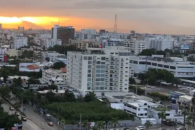 Image de Piscine sur le toit avec vue sur l'océan et la ville