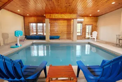 Image de Pigeon Forge Cabin - 8 chambres!