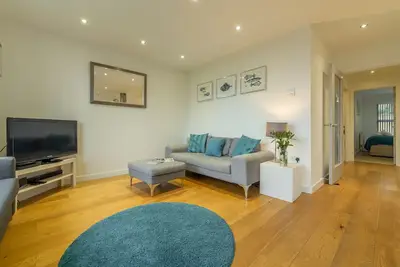 Image de Profitez d'une vue imprenable sur la mer depuis cet appartement contemporain au rez-de-chaussée.