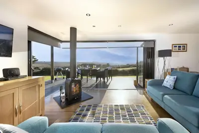 Image de Une éco-maison magnifique avec un revêtement en cèdre, un toit en sedum et un design à la pointe de la technologie.