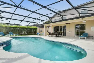 Premium 5 Bed, 4 Bath Villa w / Private Pool, Only 15 mins to Disney gates!