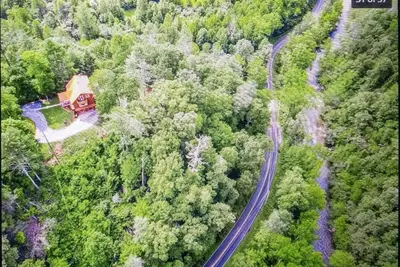 Image de Cabine À Couper Le Souffle Dans Les Vues Smokies / River / Gorgeous Mountain