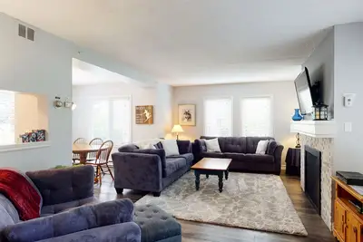 Image de Condo Blue Mountain spacieux et récemment rénové avec foyer au gaz et barbecue