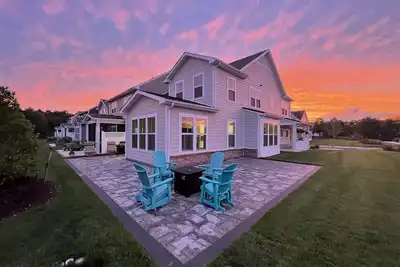 Image de Centrally located. Near the 18th hole, lake, walking path, and fitness center.