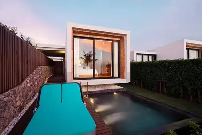 Image de Villa de luxe en bord de mer avec piscine (B01)