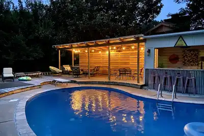 Image de Castle Cove Bentonville. . . maison privée avec piscine en face de Crystal Bridges