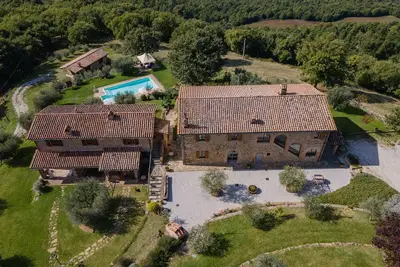 Image de Villa I due Casali avec piscine privée entourée d'un splendide panorama