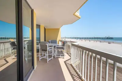 Image de Oceanfront Condo 2 blocs aux magasins et restaurants