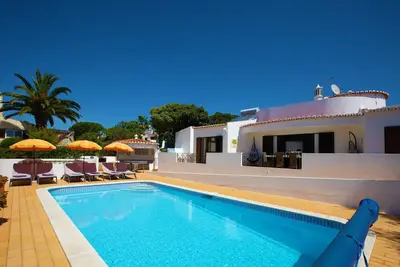 Villa de 3 chambres avec piscine chauffée et table de ping-pong, à distance de marche de la plage