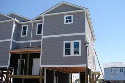 Image de New Townhome on Canal! Steps away from Beach, Boat, and Pool! Elevator! !