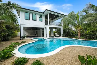 Image de Obtenez un moyen de tout cela dans cette nouvelle maison de construction avec toit et piscine!
