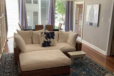 Image de Remodelé et condo joliment décorées | literie blanche douce | 2 suites de maître