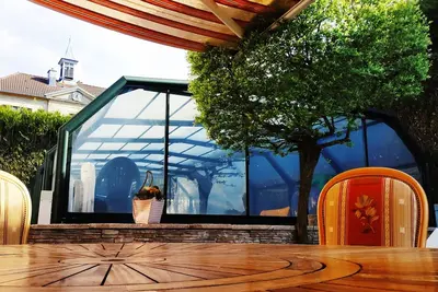 Image de Douceur et sérénité dans grande demeure avec spa et piscine en saison