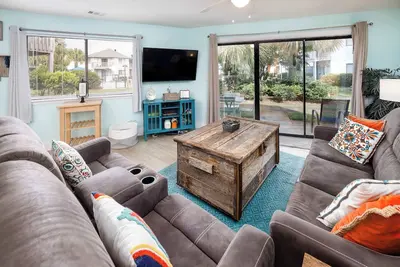 Image de \"Crystal Village 15a\" Mise à jour Superbe unité au rez-de-chaussée Surplombant la piscine!