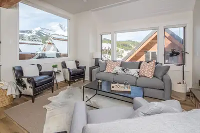 Image de Chalet skis aux pieds dans le village de Big Sky Mountain avec d'excellentes vues