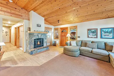 Image de Cabane pittoresque et confortable pour les chiens avec allée plate et garage