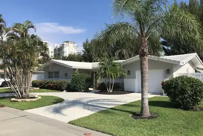 Image de Single open-concept home one block from the ocean with heated pool and lanai