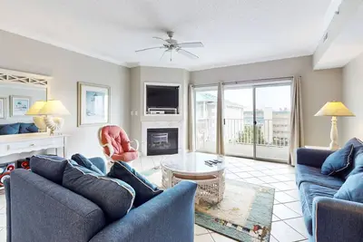 Image de Condo au 4ème étage avec ascenseur, vue sur l'océan et la baie depuis votre balcon privé!