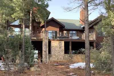 Image de Grande belle cabane avec bain à remous sous les pins.
