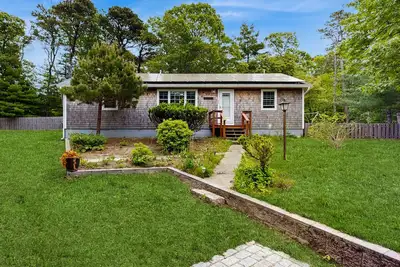 Image de Quaint, ranch style home in Oak Bluffs with central air