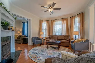 Image de Maison historique récemment rénovée à quelques pas de la Washington Square! 10 couchages!