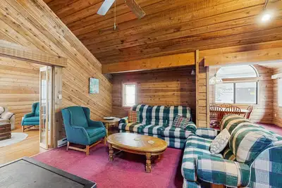 Image de Cabine confortable et adaptée aux chiens avec cuisine complète et foyer extérieur!