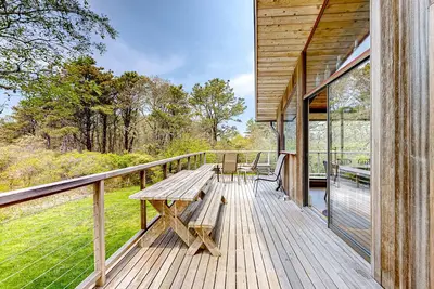 Image de Secluded mid-century home with wraparound deck, yard, grill, partial Ac, & W\/D