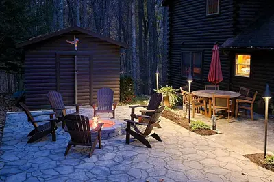 Image de Cabane boisée avec bain à remous privé, foyer, table de baby-foot et accès au lac à proximité!