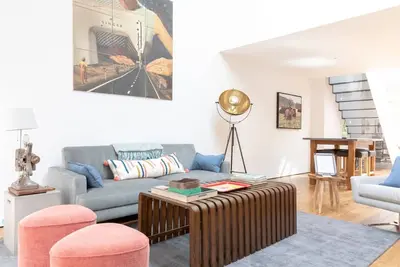Image de Appartement moderne entièrement rénové avec vue sur le centre commercial Downtown