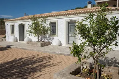 Cette belle maison est à seulement 800 mètres du port pittoresque d'Ermioni.