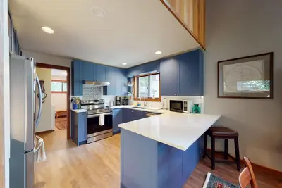 Image de Maison confortable et confortable à Black Butte avec Wi-Fi gratuit et équipements de villégiature partagés!
