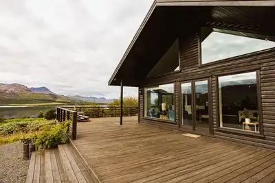 Image de Superbe villa de luxe au bord du lac Skorradalsvatn dans l'ouest de l'Islande.