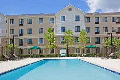 Image de Suite entièrement équipée avec accès à la piscine! Navette gratuite, petit déjeuner buffet + centre d'affaires 24h / 24