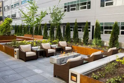 Deluxe Studio + 24 Hour Business Center + Free Breakfast | Walk to Lake Union