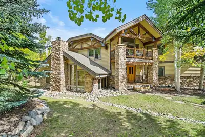 Image de Spacieuse maison de 4 chambres / 3 salles de bain Frisco avec bain à remous privé