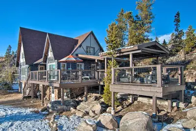 Image de Évasion du lac de 1 acre avec cuisine extérieure et spa de nage!