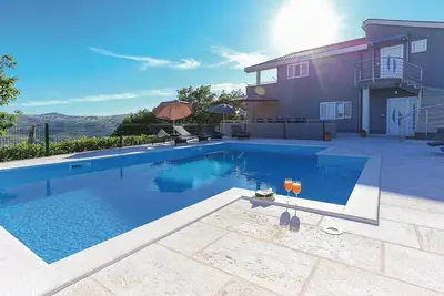 Image de Apartment Villa In - Appartement 3 Chambres avec Piscine Privée