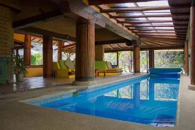 Image de lieu et maison avec bungalow et cabine. Vue sur la montagne, piscine intérieure et terrain de soccer