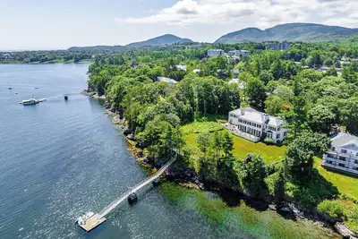 Image de The Bayview: Cottage Shorefront historique, terrasse et quai près de Bar Harbor Village