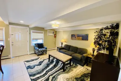 Image de Belle suite de plage 2 Br, piscine sur place, 4 pâtés de maisons de la plage et de la promenade!